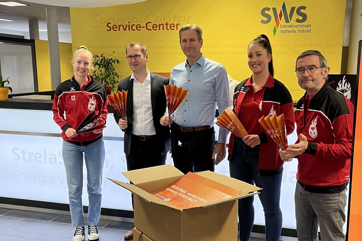 Übergabe von Klatschpappen an die Stralsunder Wildcats von den Geschäftsführern der SWS Energie GmbH