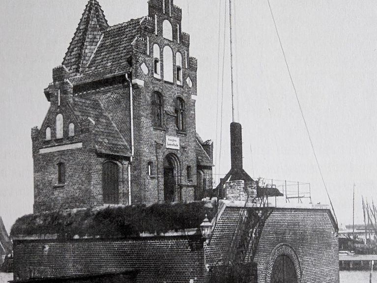 Lotsenwache im Stadthafen um 1910