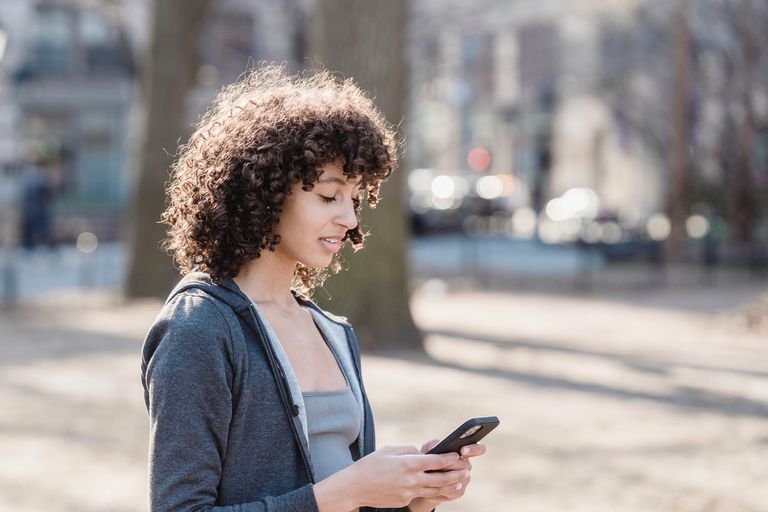Frau mit Handy in der Hand