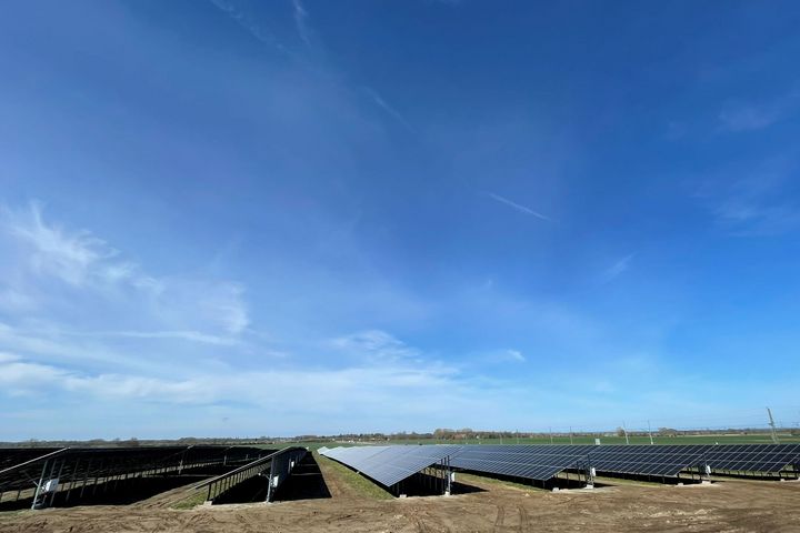 Stadtwerke Stralsund bauen PV Anlage in Rambin und versorgen so 1.500 Haushalte mit nachhaltiger Energie.