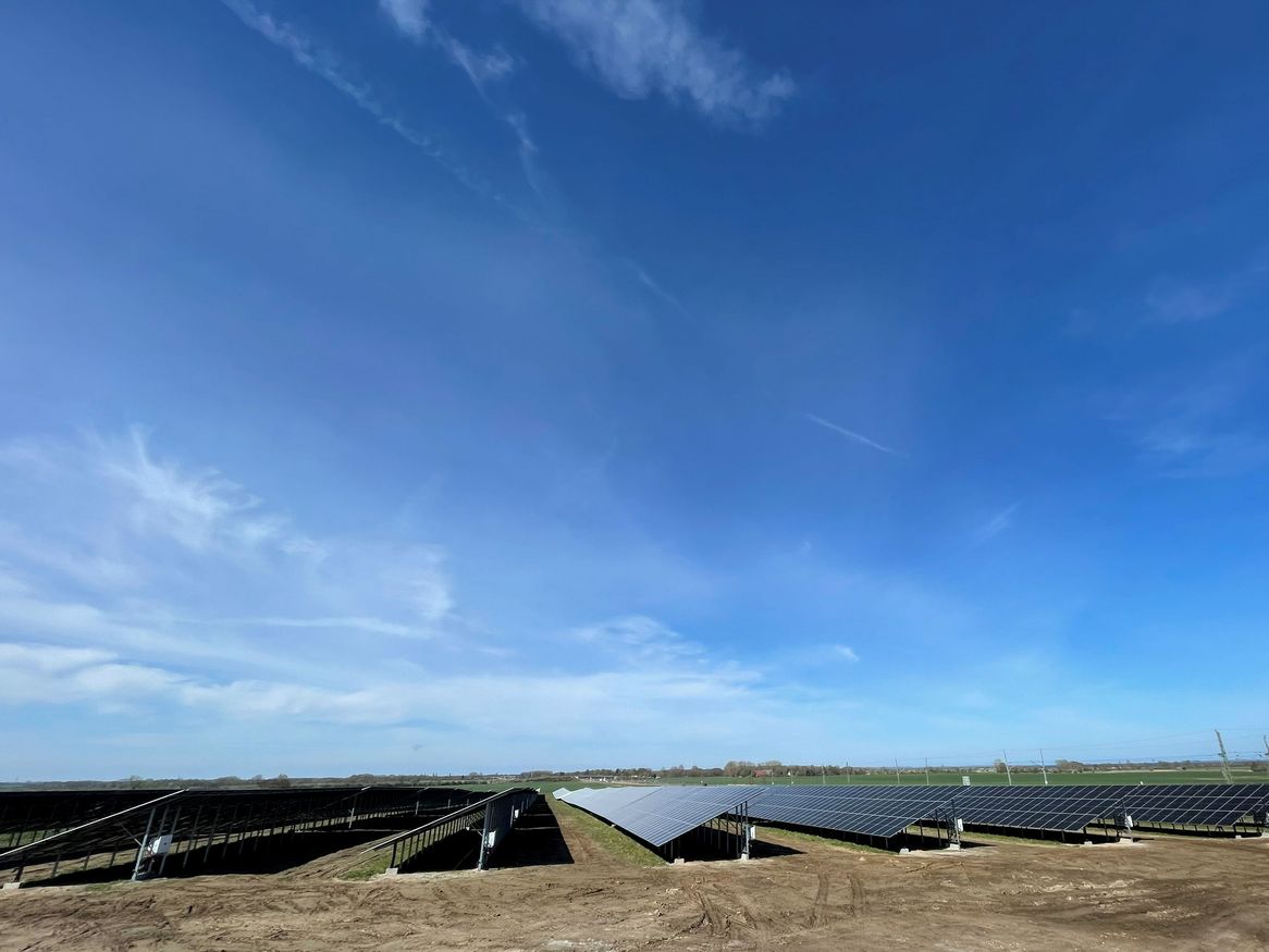 Stadtwerke Stralsund bauen PV Anlage in Rambin und versorgen so 1.500 Haushalte mit nachhaltiger Energie.