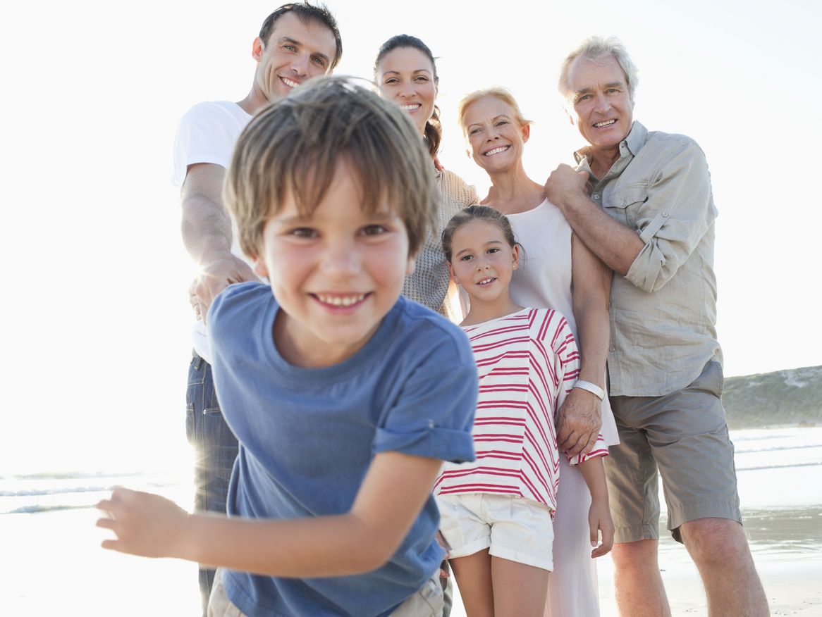 Familie auf der Insel Rügen am Strand.