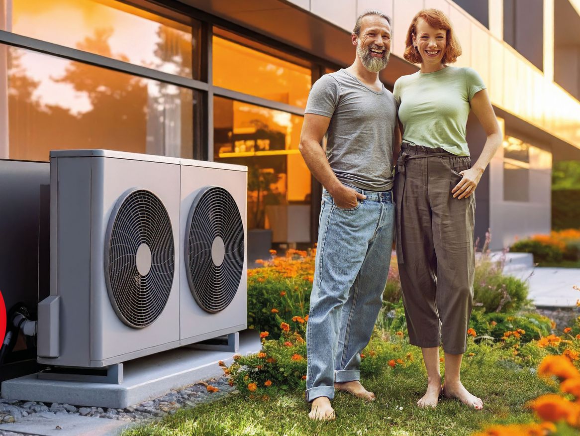 Ehepaar freut sich über ihre neue Wärmepumpe in Stralsund