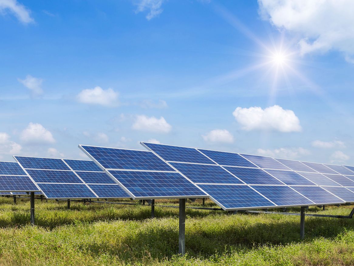 Solaranlagen in der Sonne bei blauem Himmel