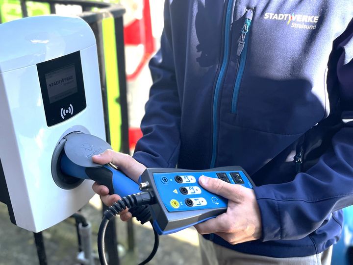 Monteur der Stadtwerke Stralsung prüft Wallbox