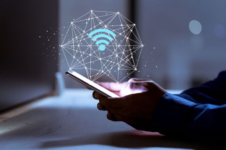 Handy leuchtet. Darüber ein Virtuelles Wlan Symbol.