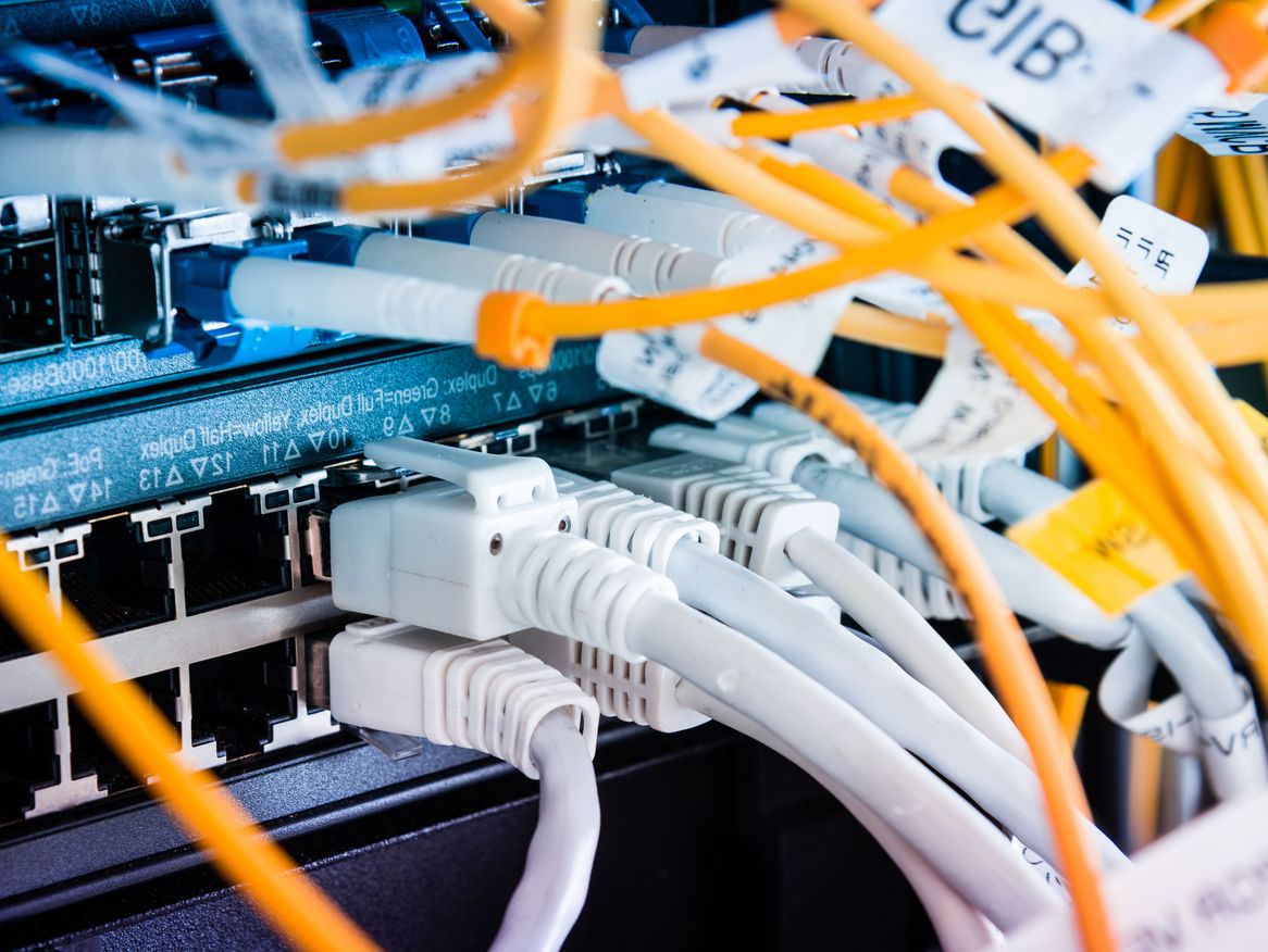 Glasfaserkabel als Datenverbindung für Computer und WLAN.