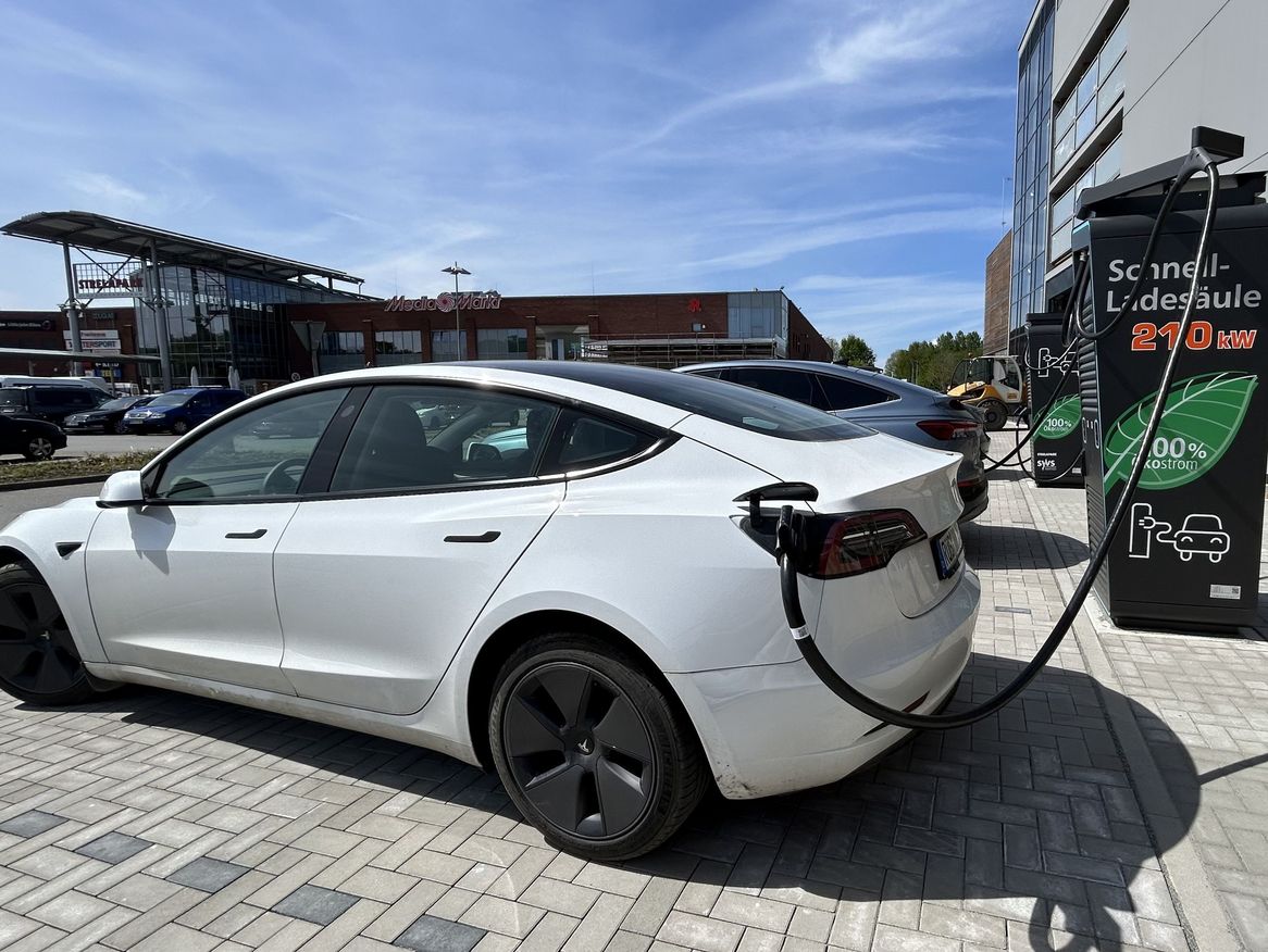 Ein E-Auto wird an einer der neuen Ladesäulen am Strelapark geladen.