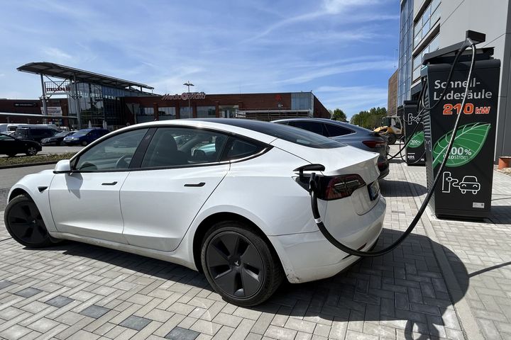 Ein E-Auto wird an einer der neuen Ladesäulen am Strelapark geladen.