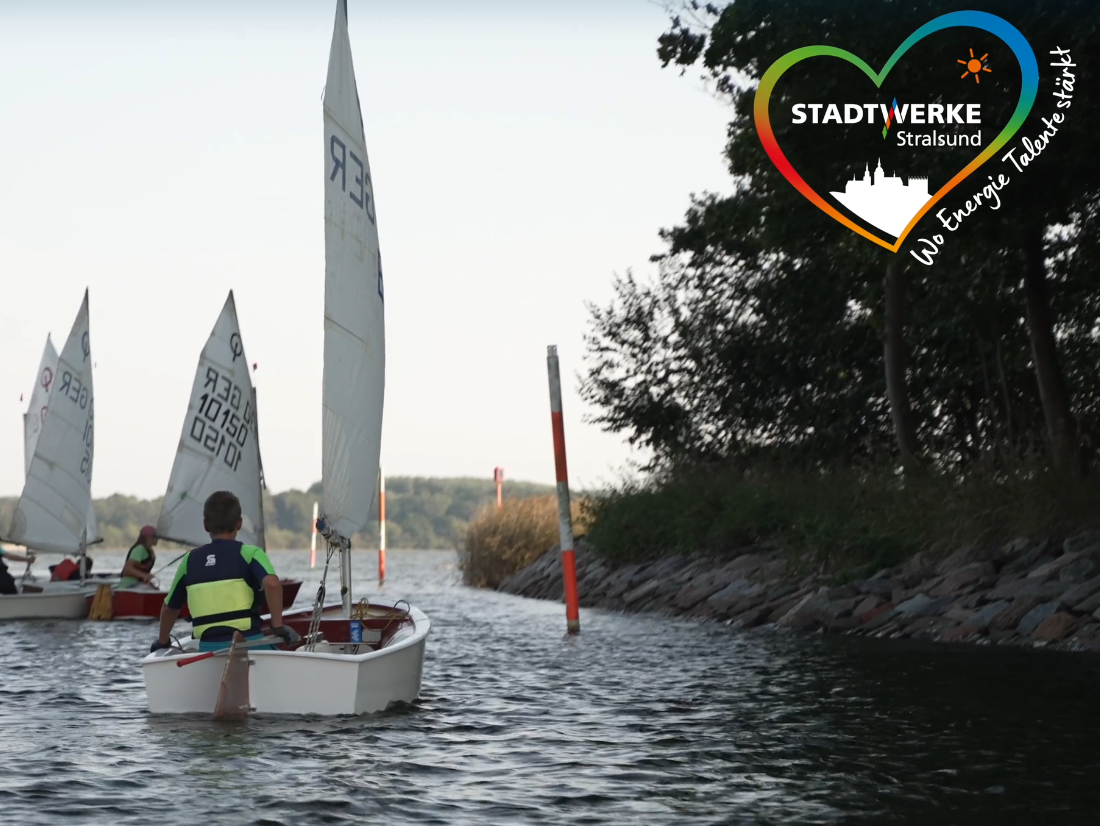 Die Stadtwerke Stralsund sponsern zahlreiche Vereine in Stralsund und der Region. Mit dabei ist die Segelschule Dänholm, die in Kooperation mit den Stralsunder Schulen schon Kinder und Jugendliche an den Wassersport heranführt.