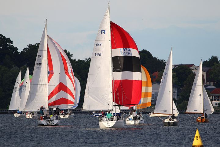 Auf der 75. Stralsunder Segelwoche erwarten Besucher spannende Regatten für Jung und Alt.