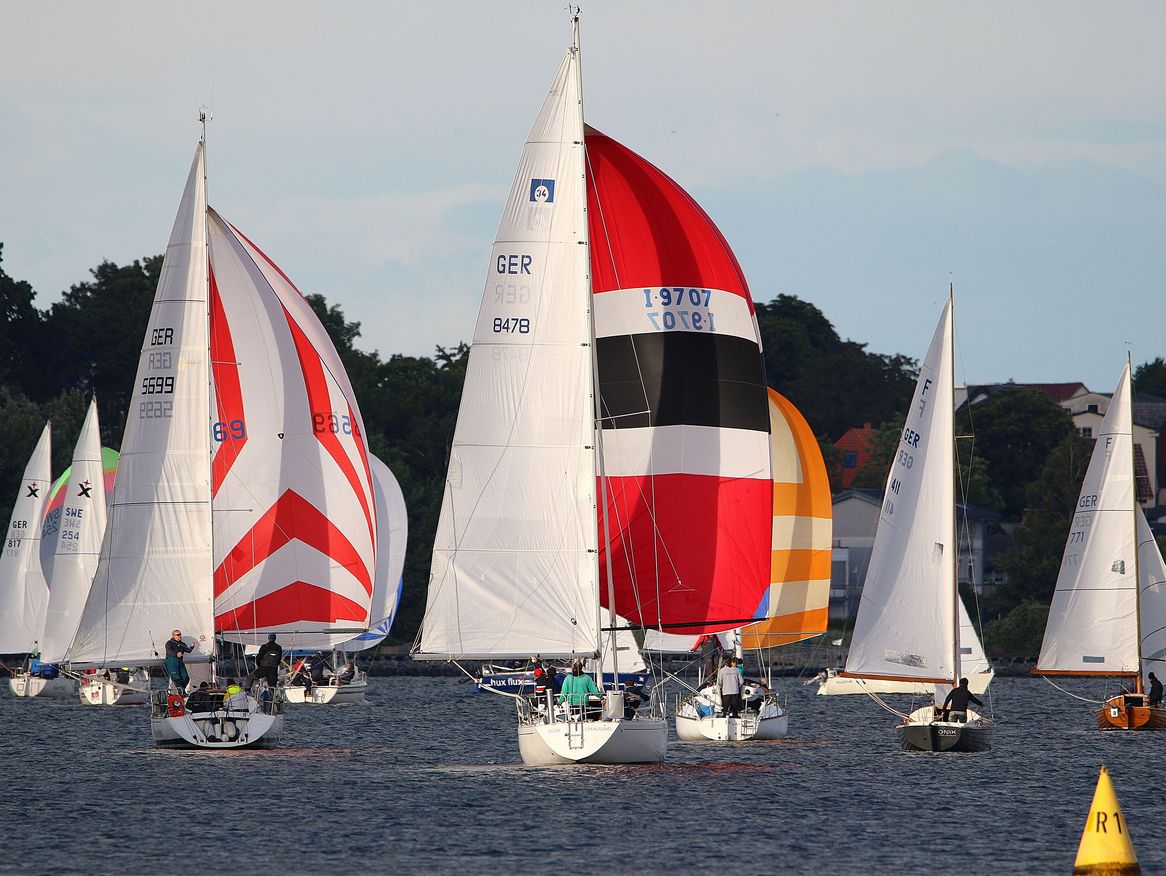 Auf der 75. Stralsunder Segelwoche erwarten Besucher spannende Regatten für Jung und Alt.