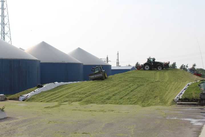 Biogasanlage der Stadtwerke Stralsund mit Traktor