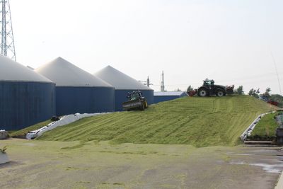Biogasanlage der Stadtwerke Stralsund mit Traktor