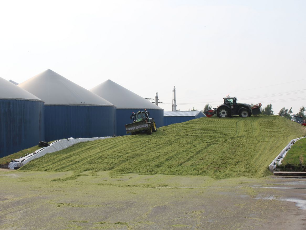 Biogasanlage der Stadtwerke Stralsund mit Traktor