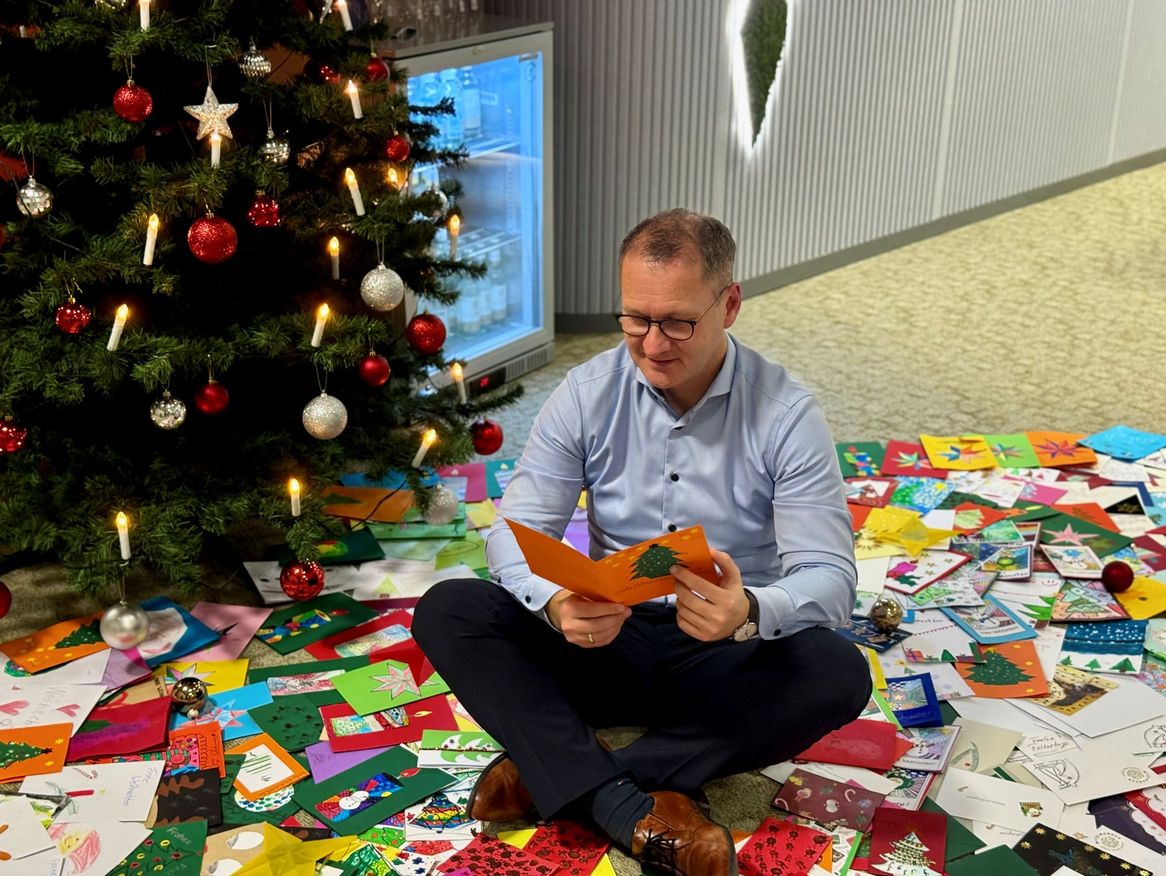 Im Rahmen der Stadtwette der Hansestadt Stralsund wurden rund 1800 Weihnachtskarten für Menschen in Pflegeeinrichtungen geschrieben.