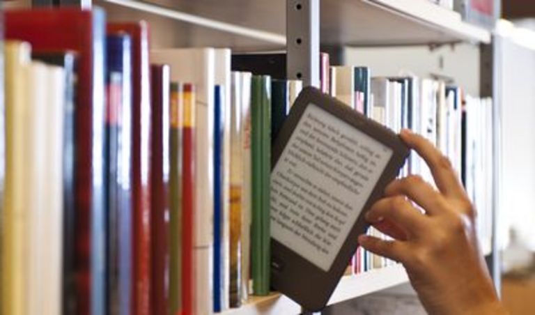 E-Book im Bücherregal