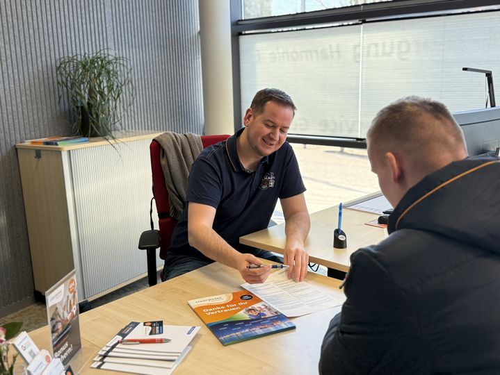 Mitarbeiter aus dem Service-Center der Stadwerke Stralsund berät Kunden.