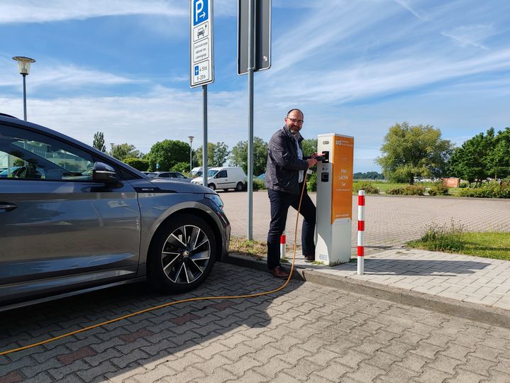Die Stadtwerke Stralsund und die Stadtwerke Ribnitz-Damgarten haben eine umfassende Kooperation im Bereich Elektromobilität vereinbart. Ziel der Zusammenarbeit ist es, die öffentliche Ladeinfrastruktur in der Region gemeinsam weiterzuentwickeln.