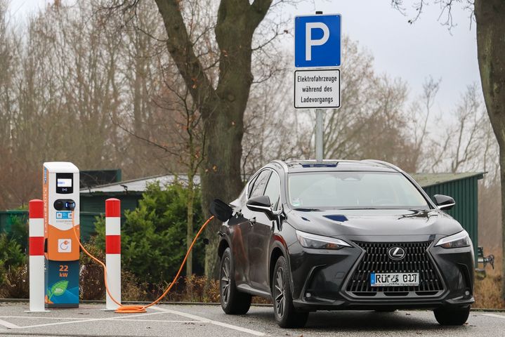 Elektroauto an der Ladesäule auf der Insel Rügen