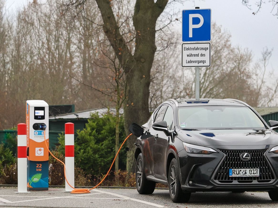 Elektroauto an der Ladesäule auf der Insel Rügen