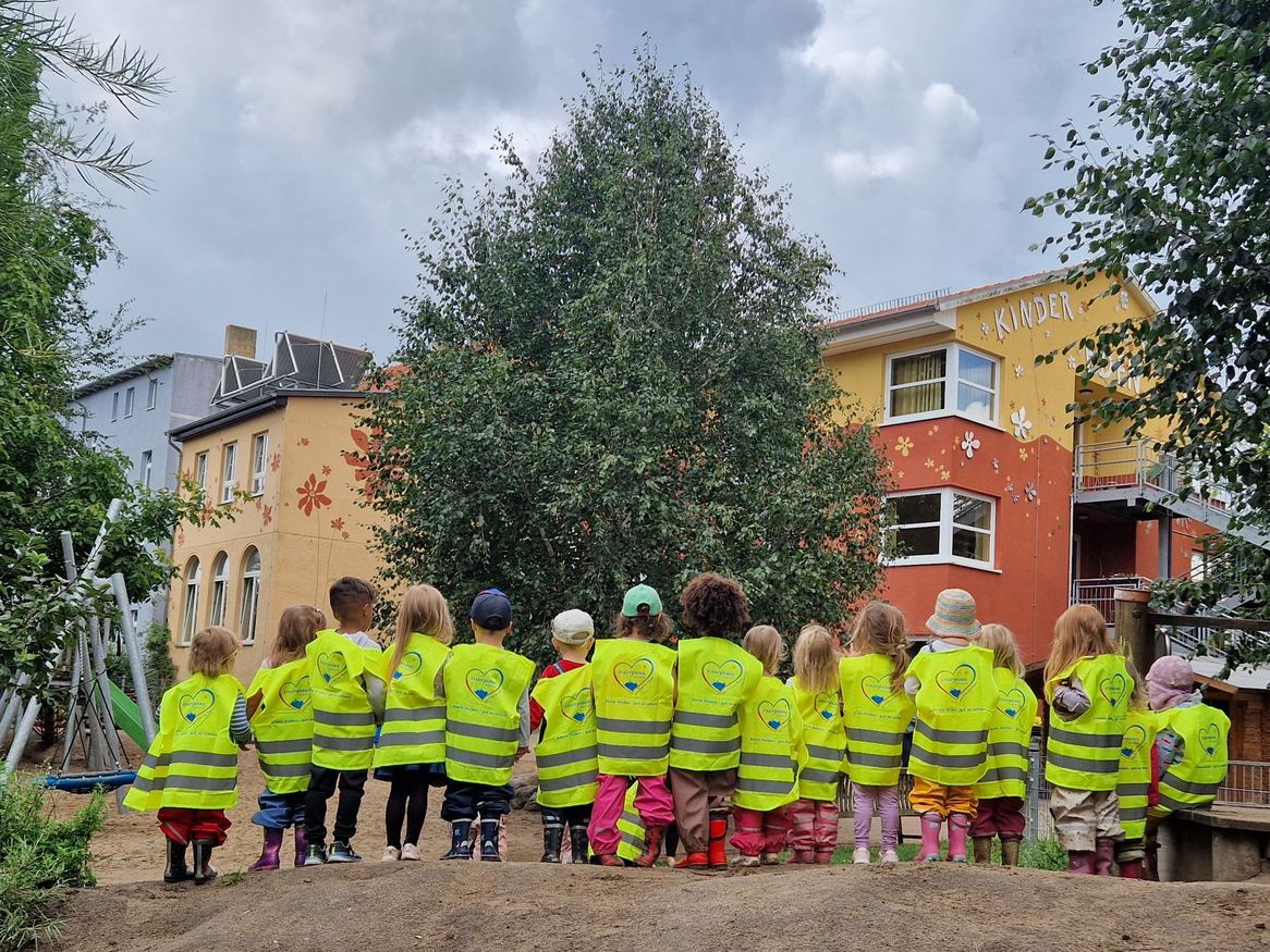 Kinder freuen sich über Warnwesten der Stadtwerke Stralsund