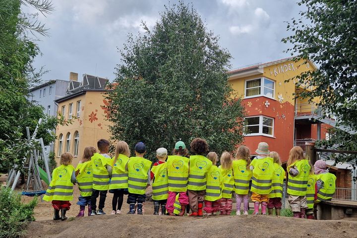 Kinder freuen sich über Warnwesten der Stadtwerke Stralsund