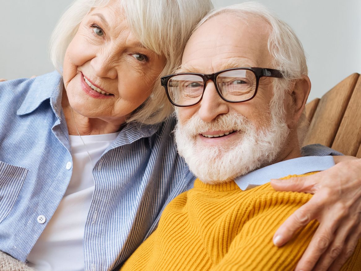 Mann und Frau im Wohnzimmer