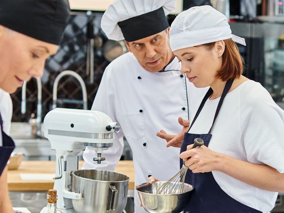 Köche bereiten in der Großküche Essen vor in Vorpommern