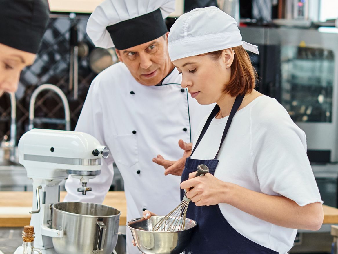 Köche bereiten in der Großküche Essen vor in Vorpommern