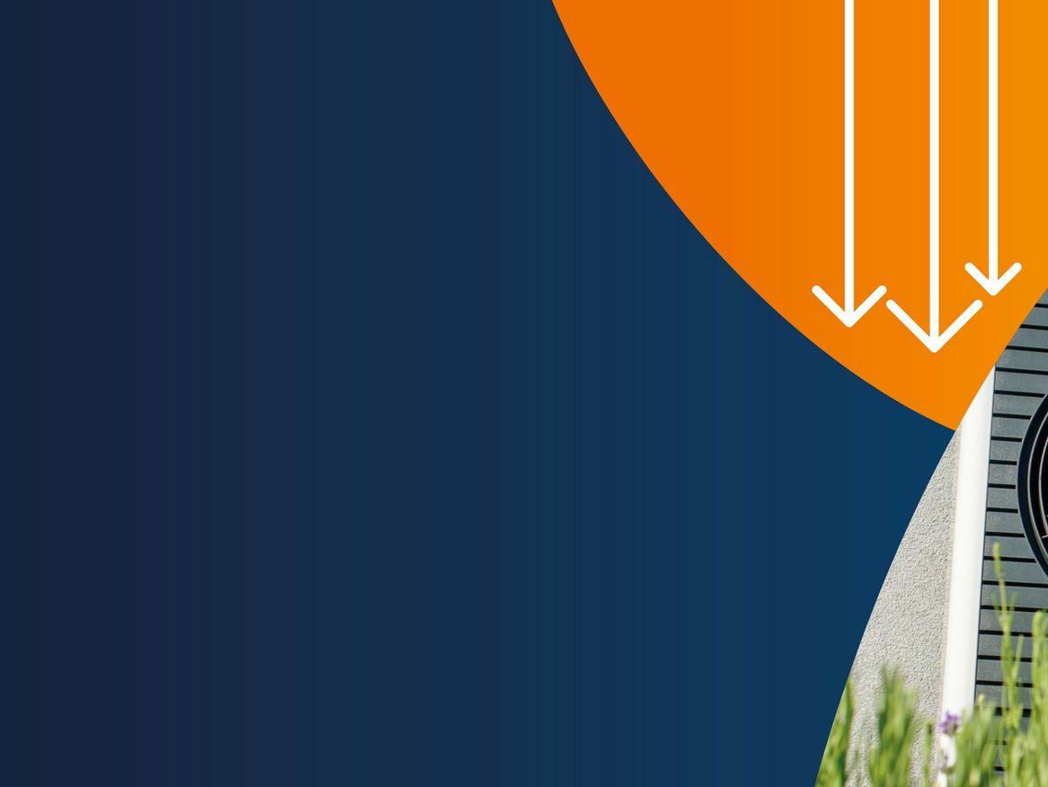 Handwerker an Wärmepumpe in Stralsund