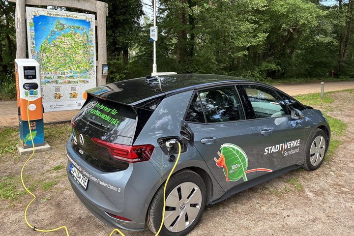 Stadtwerke Stralsund erweitern Ladeinfrastruktur in Prerow und Zingst