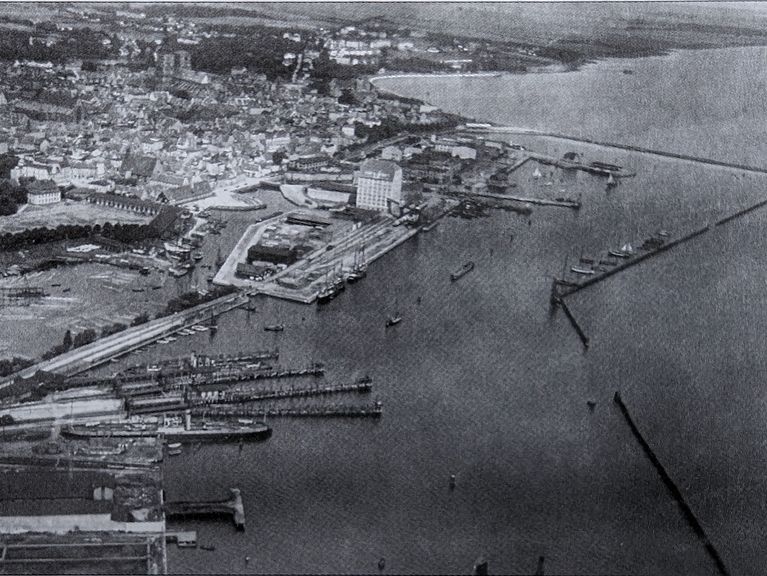 Blick auf den Stralsunder Hafen und die Altstadt vor 1945