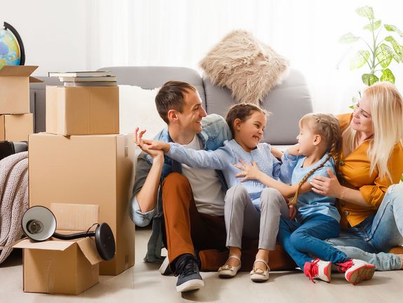 Familie in Stralsund zieht in neue Wohnung - Umzugskartons