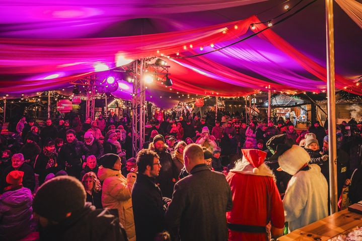 Das Herz des Stralsunder Weihnachtsmarktes schlägt auf dem Alten Markt. Hier bietet das Kulturzelt ein buntes und kostenfreies Veranstaltungsprogramm mit Konzerten, Lesungen und vielem mehr.