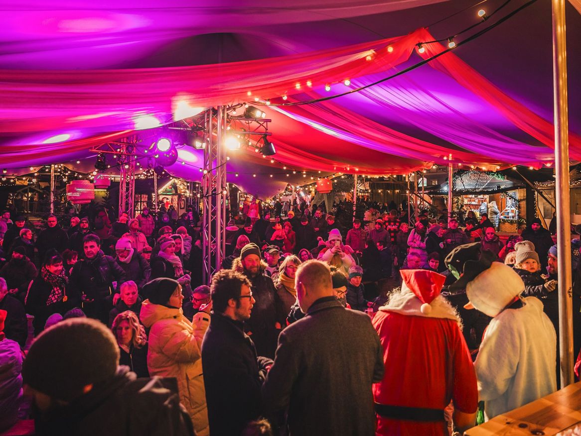 Das Herz des Stralsunder Weihnachtsmarktes schlägt auf dem Alten Markt. Hier bietet das Kulturzelt ein buntes und kostenfreies Veranstaltungsprogramm mit Konzerten, Lesungen und vielem mehr.