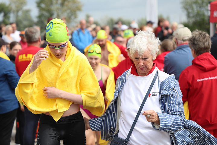 450 Teilnehmer nahmen am Vilmschwimmen 2026 in Lauterbach auf Rügen teil.
