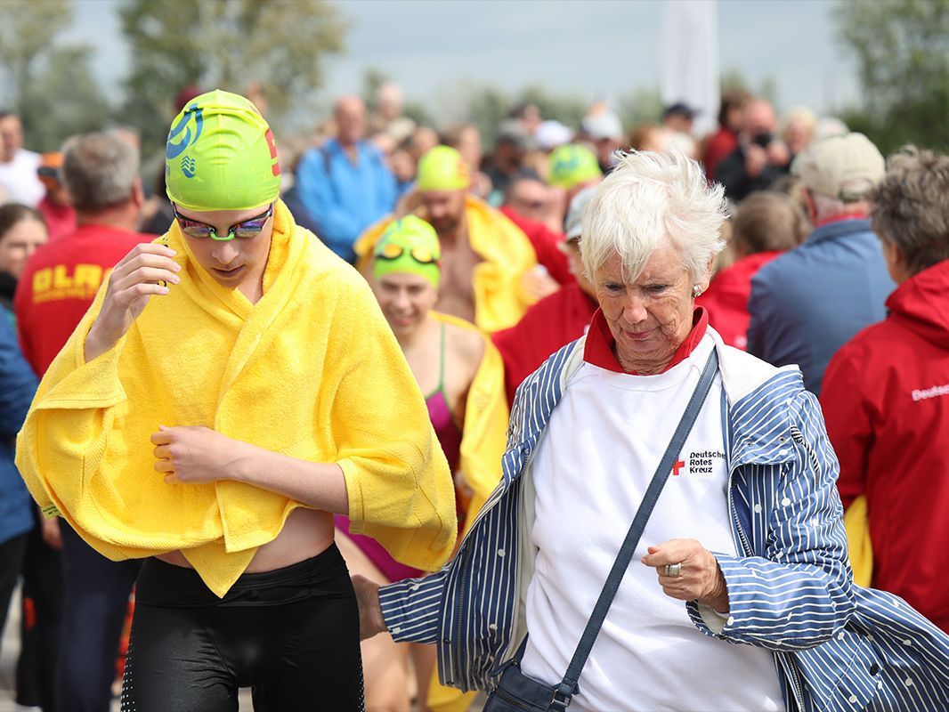 450 Teilnehmer nahmen am Vilmschwimmen 2026 in Lauterbach auf Rügen teil.