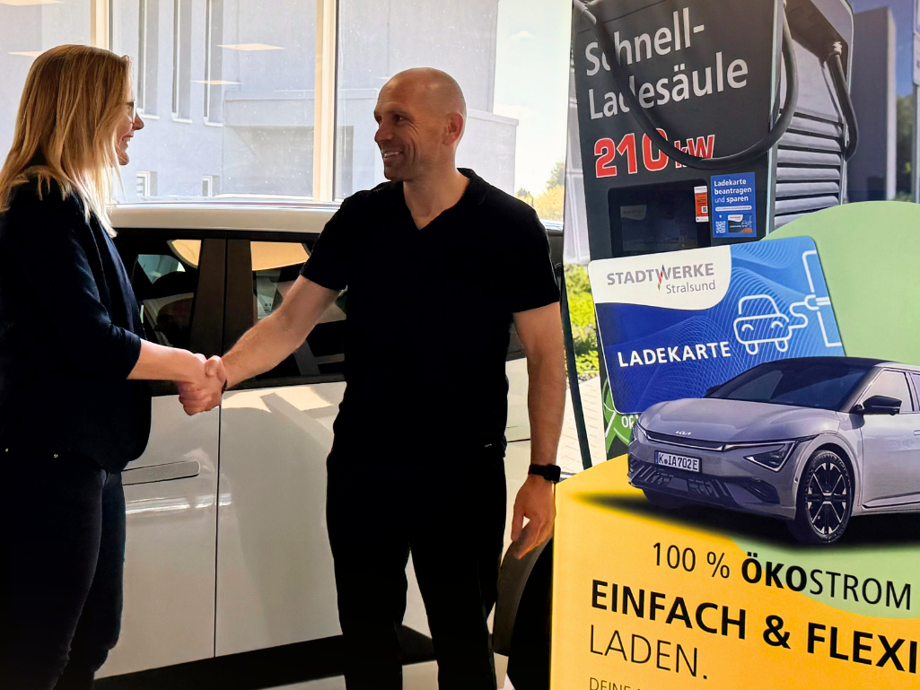 Die Stadtwerke Stralsund verzeichnen wachsenden Zuspruch aus der Automobilbranche: Immer mehr Autohäuser in der Region setzen auf eine Zusammenarbeit, um ihren Kunden den Umstieg auf Elektromobilität zu erleichtern. 