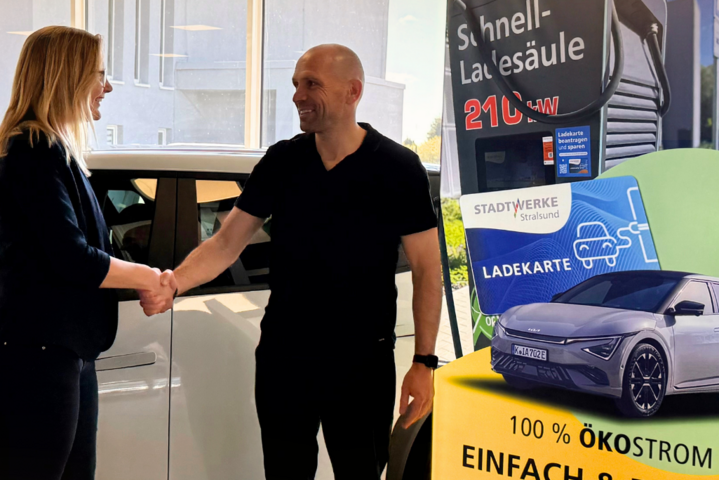 Die Stadtwerke Stralsund verzeichnen wachsenden Zuspruch aus der Automobilbranche: Immer mehr Autohäuser in der Region setzen auf eine Zusammenarbeit, um ihren Kunden den Umstieg auf Elektromobilität zu erleichtern. 