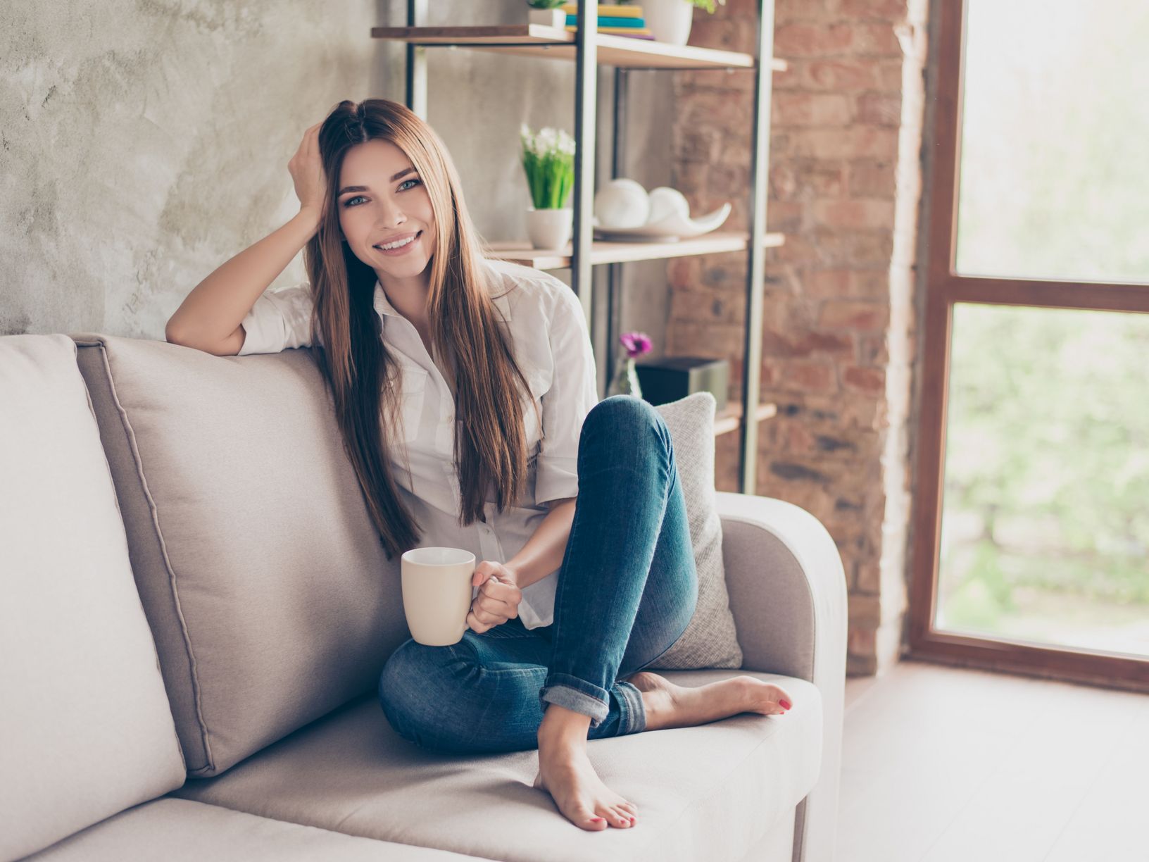 Heizstrom durch Wärmepumpe lässt ein gemütlich auf der Couch verweilen.