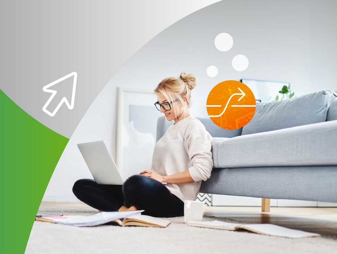 Frau sitzt am Computer und meldet Strom an