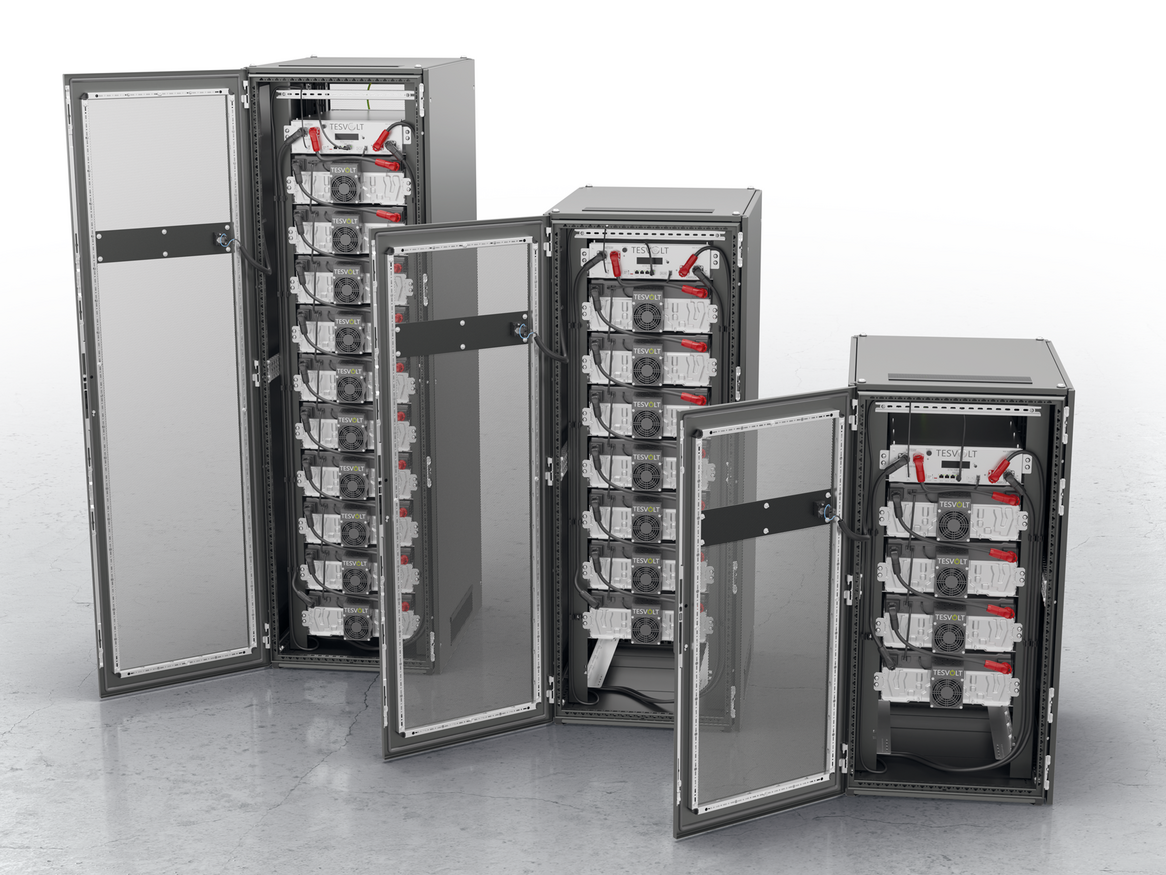 Batteriespeicher für Gewerbe. Wenn die Sonne scheint lädt die Batterie.