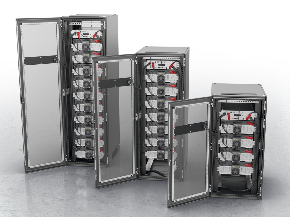Batteriespeicher für Gewerbe. Wenn die Sonne scheint lädt die Batterie.