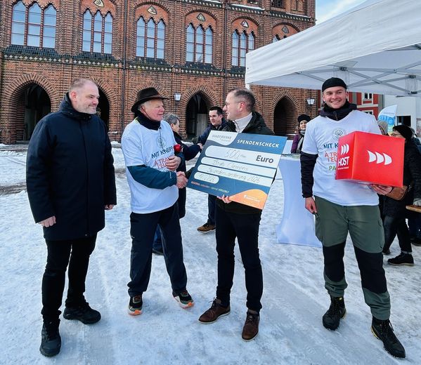Spendenscheck über 500 Euro wird an Bodo Clemens übergeben 17.02.2026