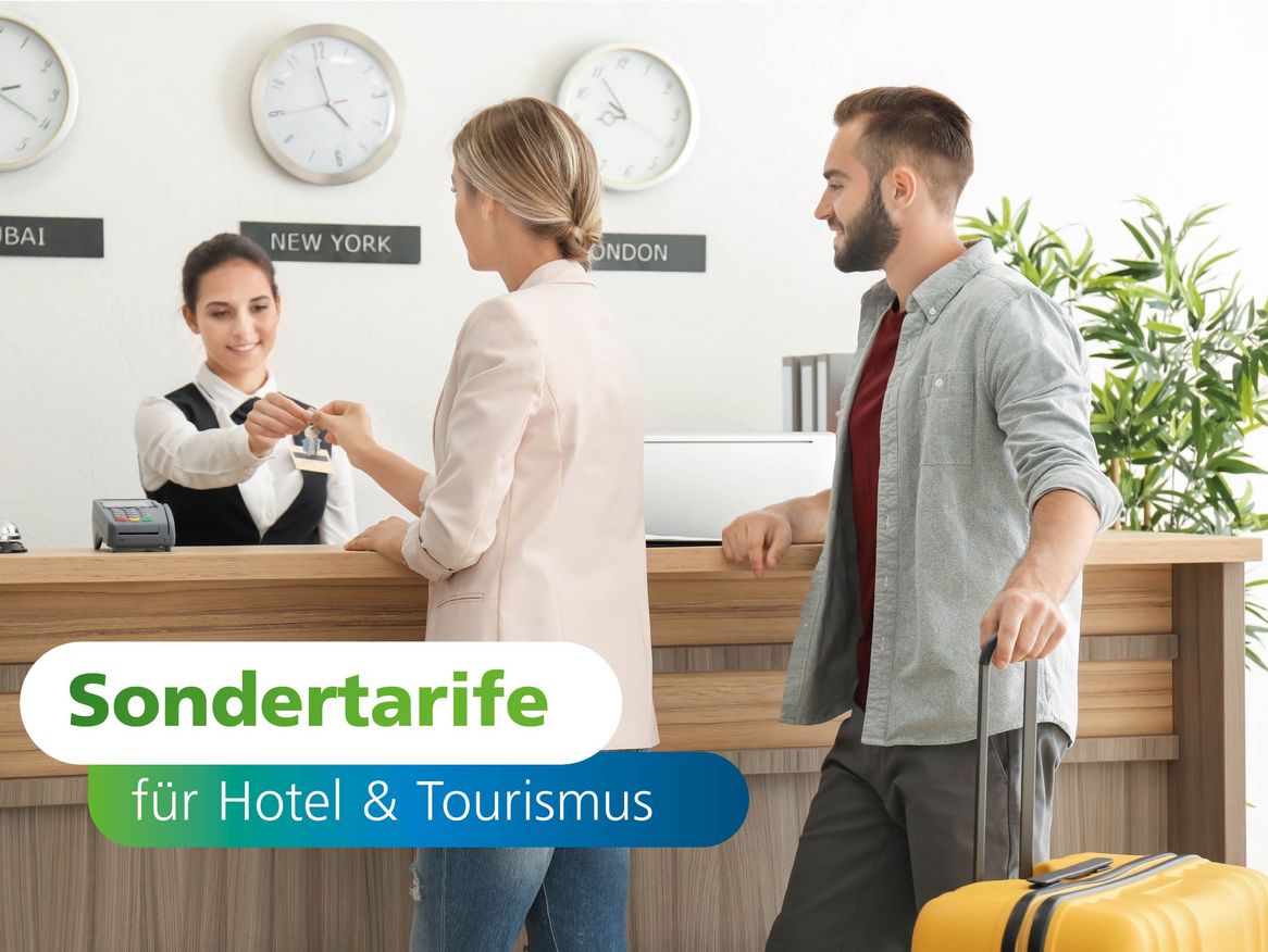 Schlüsselübergabe an der Hotelrezeption in Stralsund