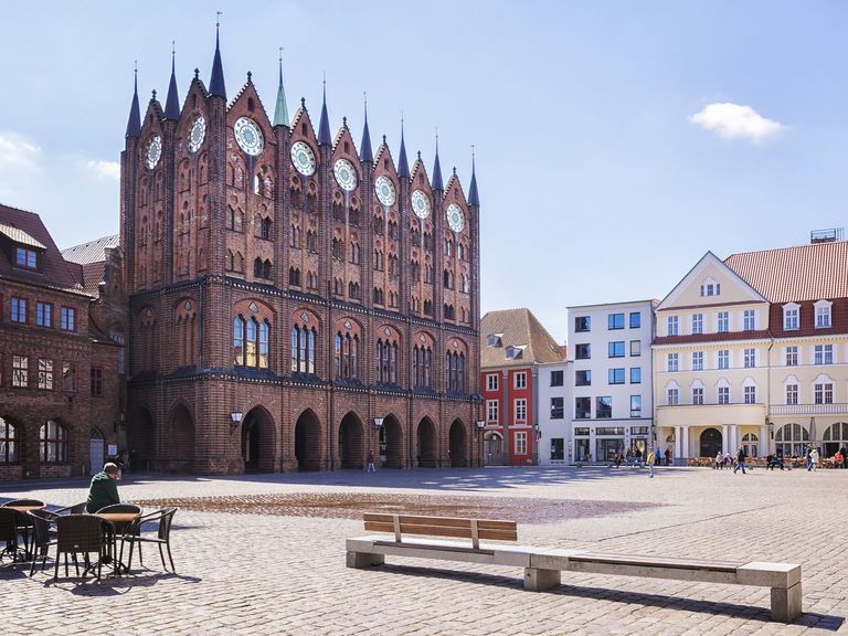 Das Bild zeigt das Rathaus der Hansestadt Stralsund an einem sonnigen Tag. 