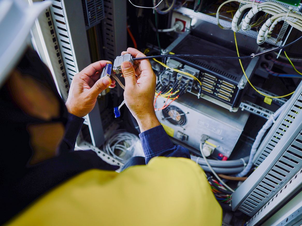 Techniker arbeitet an Surfern