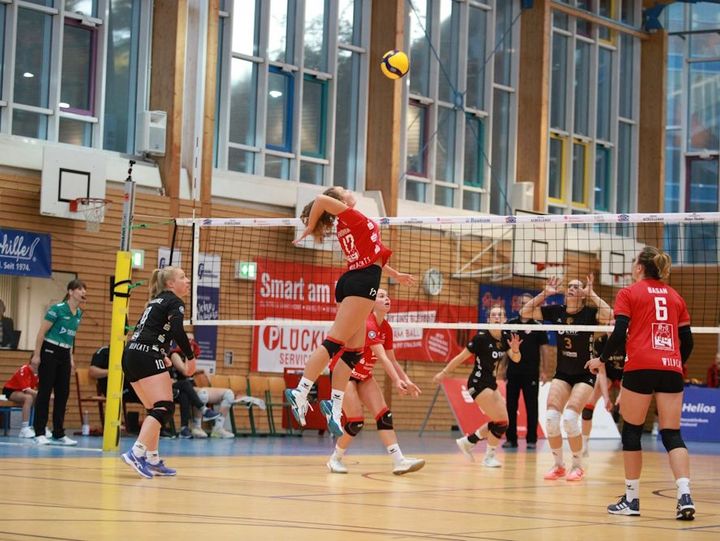 Volleyballerinnen der Stralsunder Wildcats Die Wildcats sind das Aushängeschild des 1. VC Stralsund – ein Verein, der mit viel Herzblut und Vision seit Jahren beweist, dass Spitzensport und regionale Verbundenheit kein Widerspruch sind. In der Saison 2022/2023 haben die Wildcats die 2. Bundesliga Nord bereits als Meisterinnen abgeschlossen.