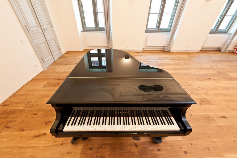 Ein Klavier steht in einem großen Raum